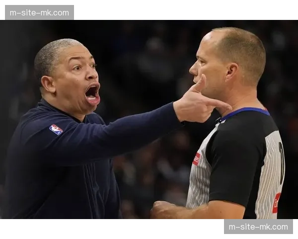 防守球员横向移动侵入进攻路径，犯规认定标准亟待统一