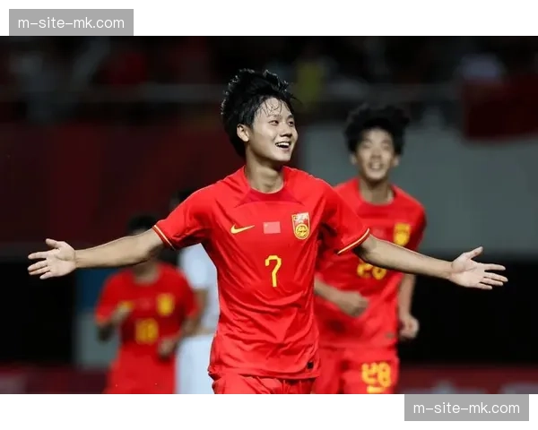 大连英博毛伟杰攻防积极 策动首球展现本土球员成长